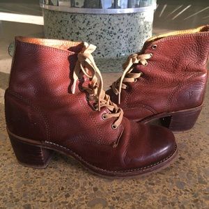 Frye Sabrina 6G Lace Up Boots 8.5